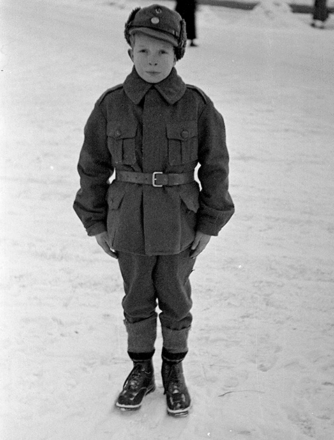 Подросток (возможно, кадет) в финской военной форме