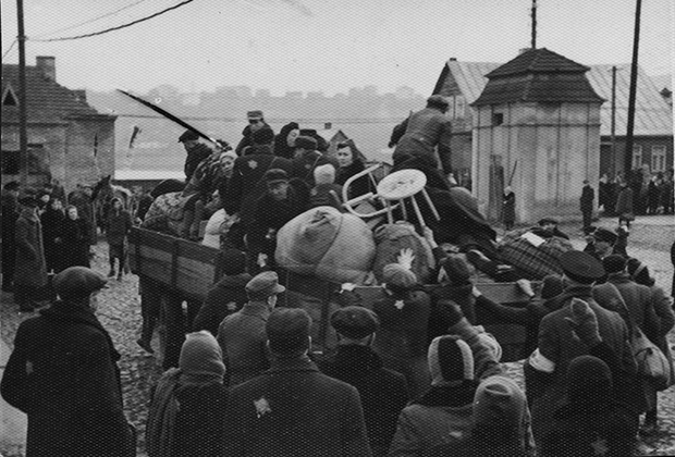 При ликвидации каунасского гетто осенью 1943 года часть молодых и трудоспособных евреев была отправлена в концлагерь Вайвара