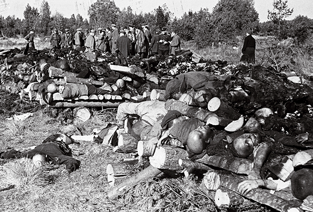 Костры с сожженными трупами в лагере Клоога и члены чрезвычайной комиссии по расследованию массовых казней, сентябрь 1944 года