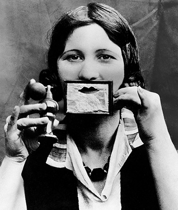 Девушка, наносящая помаду с помощью трафарета, 1938