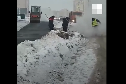 В российском городе начали укладывать асфальт поверх сугробов