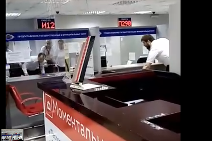 Кипяток с потолка полился на посетителей МФЦ в российском регионе