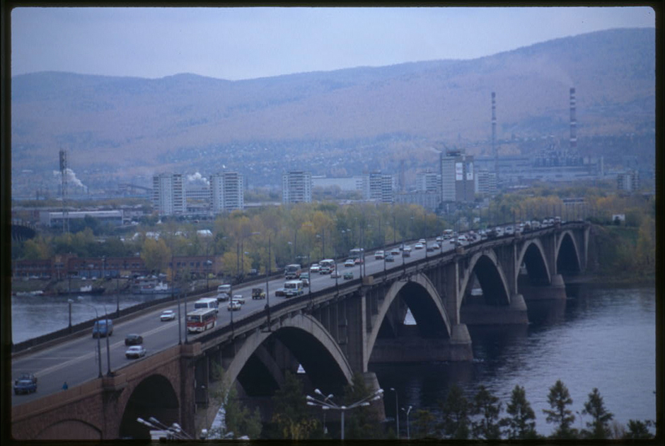Вид на мост через Енисей в Красноярске, 1999 год