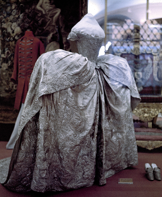 Подвенечное платье русской императрицы Екатерины II в Оружейной палате Московского Кремля