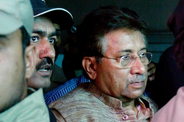 Первез Мушарраф (справа)