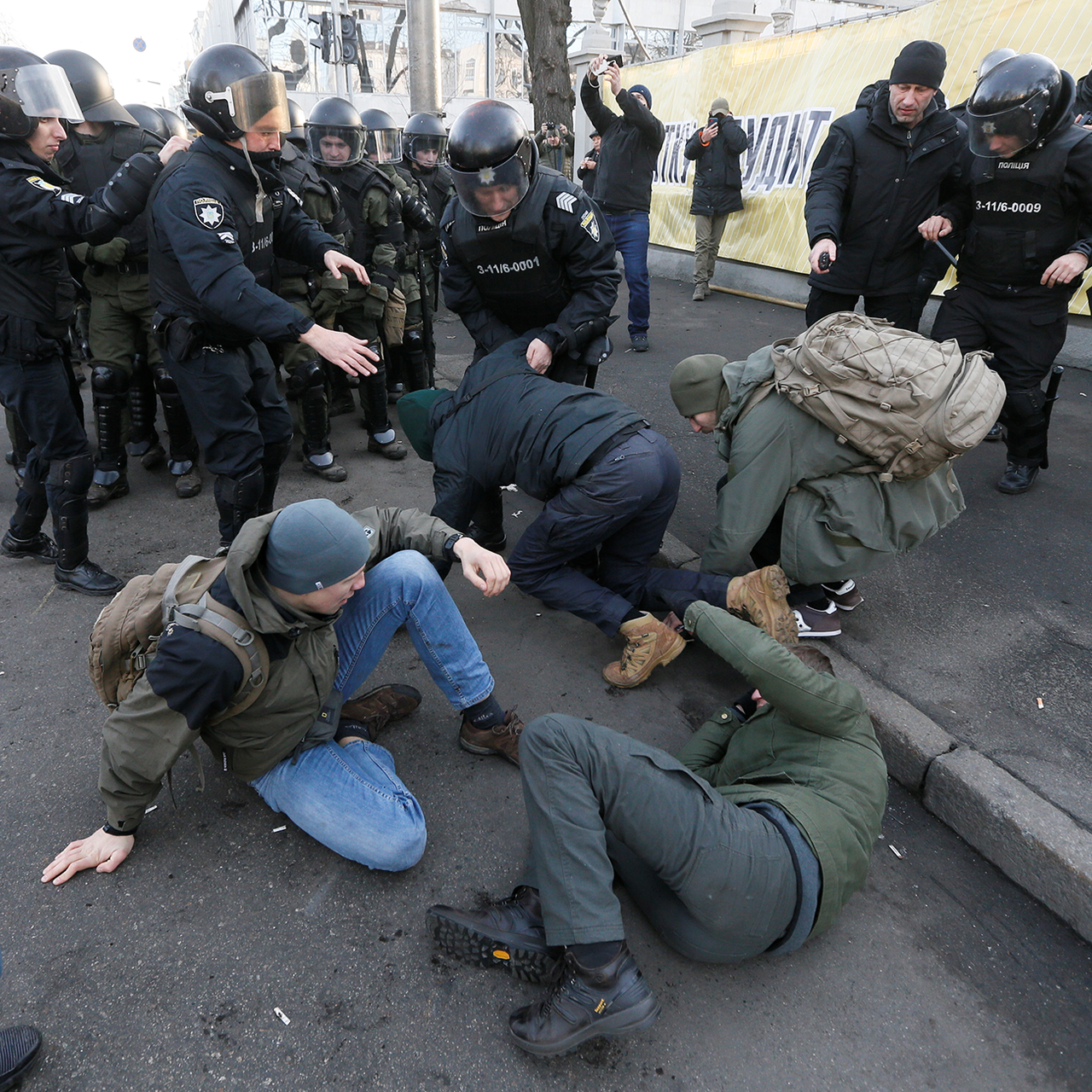 Названо число пострадавших на протестах в Киеве полицейских: Украина: Бывший ССС