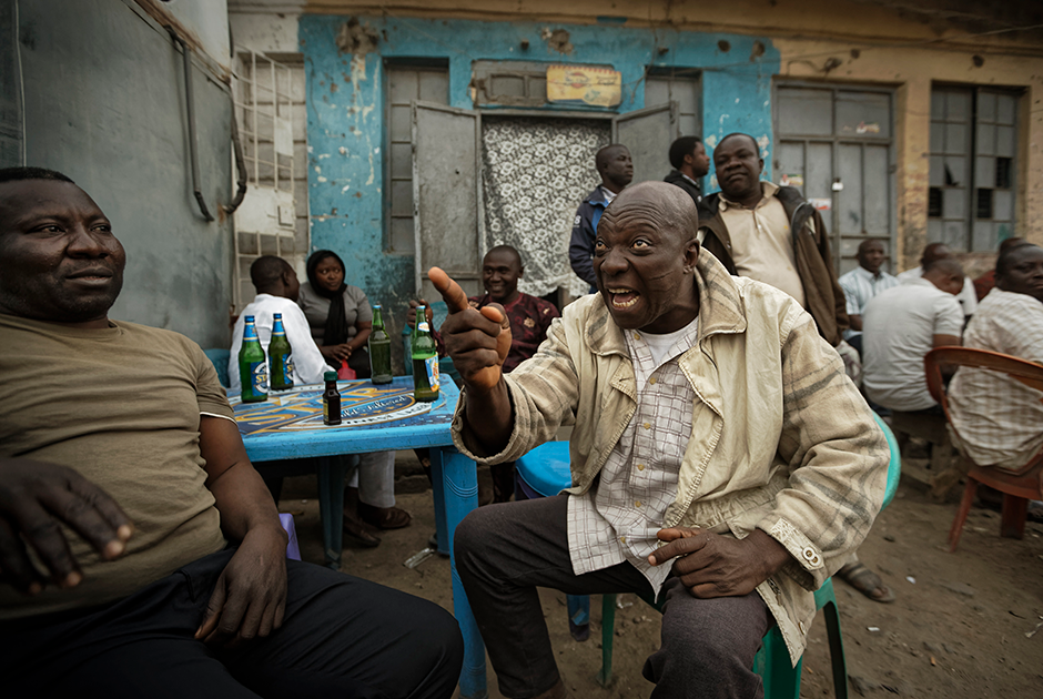Жители северной части Нигерии ожесточенно, но дружественно, за кружечкой пива в уличном баре, спорят о переносе выборов. 


Предвыборная гонка сопровождалась серией громких скандалов. В ходе кампании был отстранен и задержан верховный судья Нигерии Уолтер Онноген. Все споры между кандидатами решает именно Верховный суд — в случае, если несогласная с результатами сторона предъявит претензии. Оппозиционеры обвинили правящую партию в политических репрессиях против судьи.


Первоначально выборы были намечены на 16 февраля, но за несколько часов до начала их решили отложить из-за проблем с доставкой избирательных материалов на участки. 23 февраля нигерийцы все-таки выбрали президента, вице-президента и сенаторов от штатов. В конечном итоге победил действующий президент Нигерии Мохаммаду Бухари.