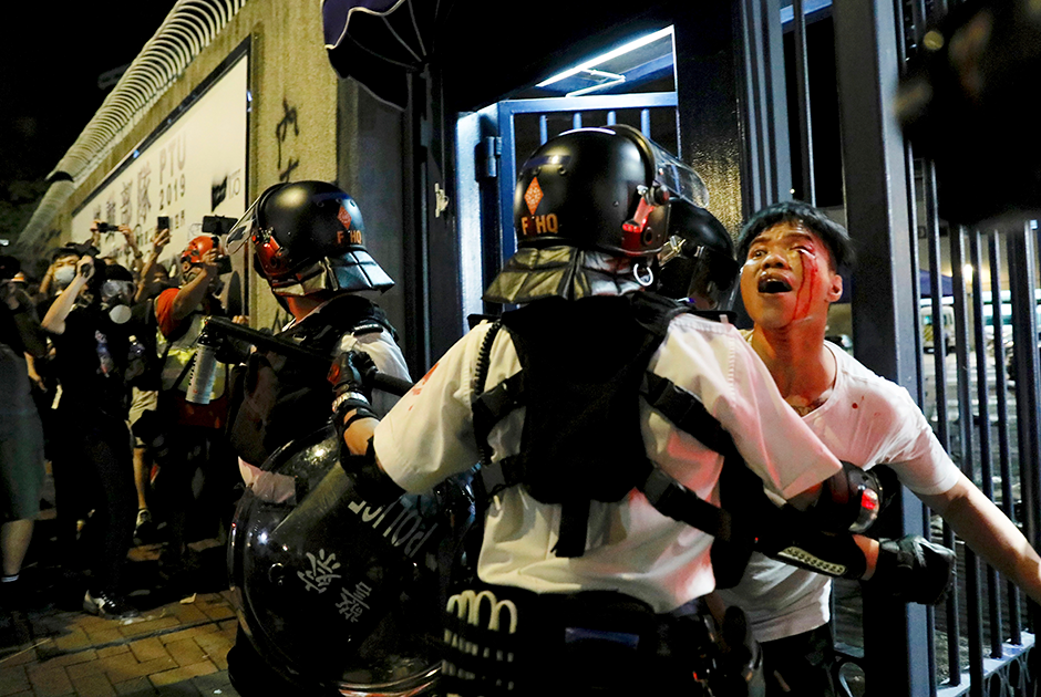 Протесты в Гонконге стали одной из главных мировых тем года. Они вспыхнули летом из-за планов правительства подписать соглашение об экстрадиции подозреваемых и заключенных с КНР, Тайванем и Макао. Власти отменили законопроект, но демонстрации не прекращаются уже пятый месяц.

