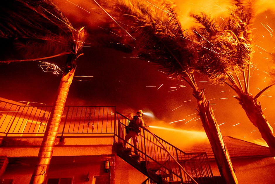 Стремительно распространяющийся пожар в Южной Калифорнии обратил в бегство тысячи жителей этого района. Из города Сан-Бернардино были экстренно эвакуированы жители около 500 домов, еще 200 — из пригорода Лос-Анджелеса, города Пасифик-Палисейдс.

