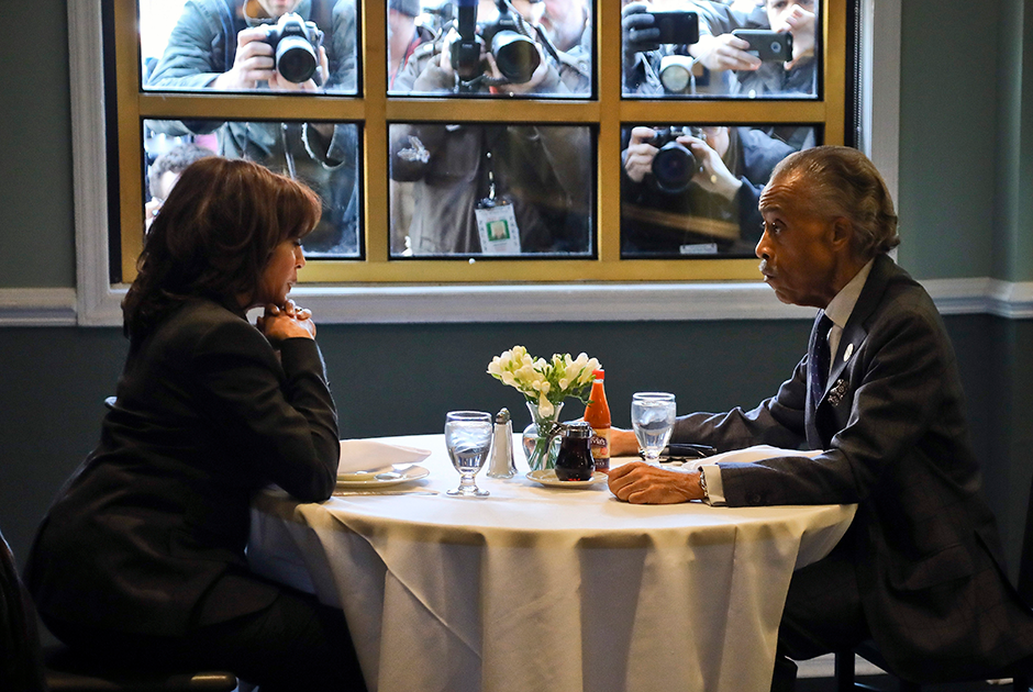 Кандидат в президенты США от Демократической партии, сенатор Камала Харрис под прицелом репортеров встречается с темнокожим священником, активистом и телеведущим Алом Шарптоном в ресторане Гарлема.  
