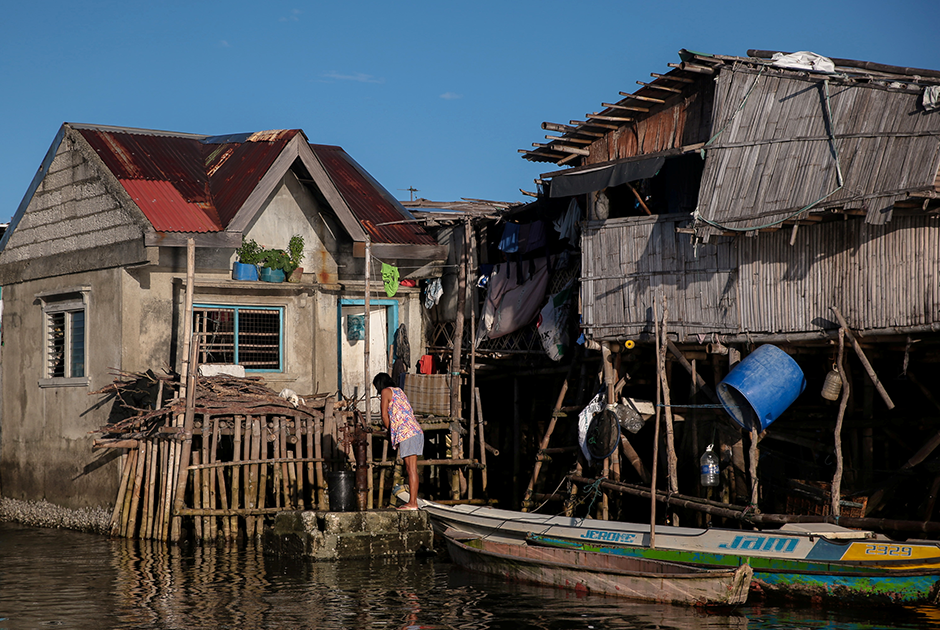 Ситио Париахан находится всего в 17 километрах к северу от филиппинской столицы Манилы — в муниципалитете Булакан. Деревня ранее располагалась на небольшом острове, однако теперь земли вокруг не увидишь: каждый год она погружается под воду примерно на четыре сантиметра.