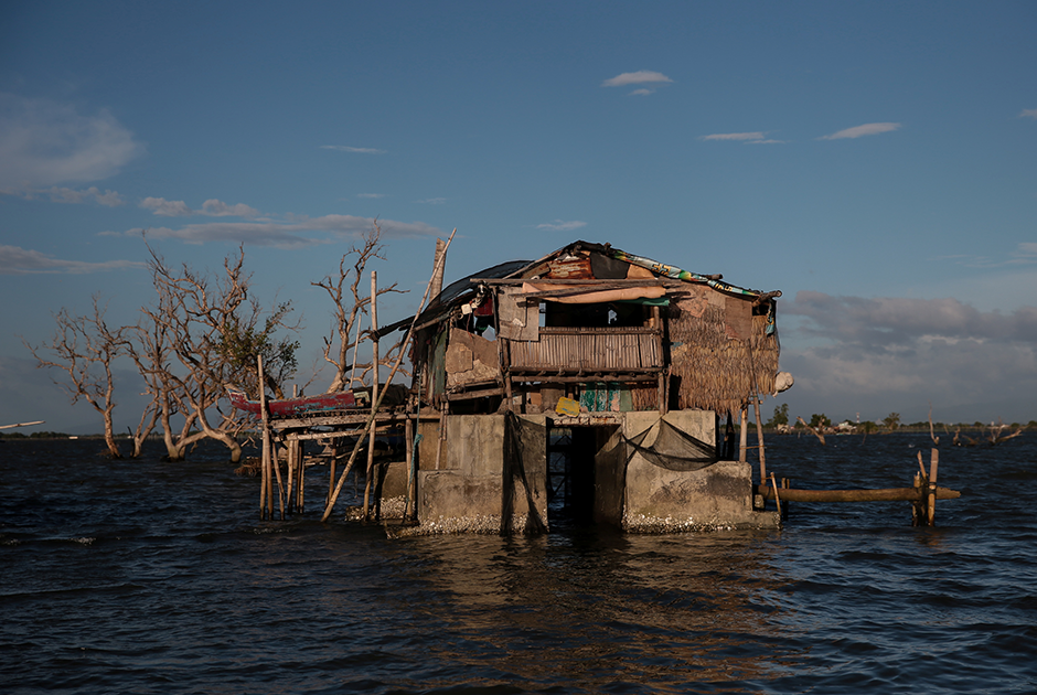 Деревня была сильно разрушена, когда на Филиппины в 2011 году пришел тайфун «Несат». Мартинес рассказывает, что на остров обрушилась волна размером с дом, хижины одну за другой утягивало в море. Разрушена была и местная школа: от нее остались одни лишь стены. После этого некоторые жители построили бамбуковые хижины поверх бетонных руин.
