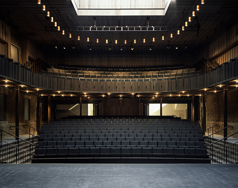 Оперный театр и концертный зал Nevill Holt Opera Theatre в Лестершире (Великобритания) перестроили из конюшни XVII века. В будущем сезоне там запланированы концерты камерной музыки, общественные мероприятия, а также хотят провести летний оперный фестиваль.