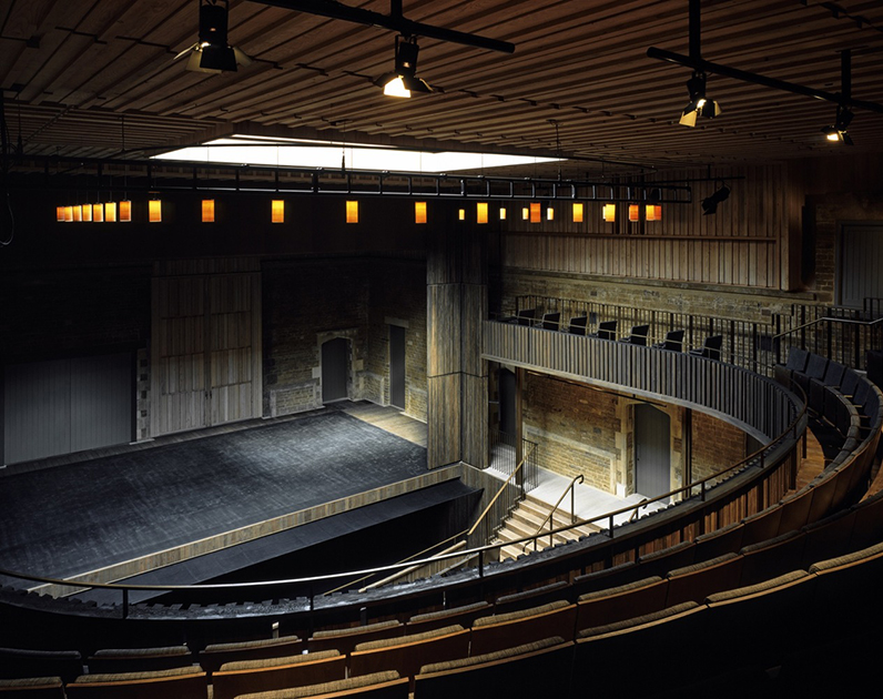 Балкон выполнен в виде подковы: это сделано для достижения лучшего акустического эффекта. Проект театра номинировали на «Приз Стирлинга» — главную британскую награду в области архитектуры. 