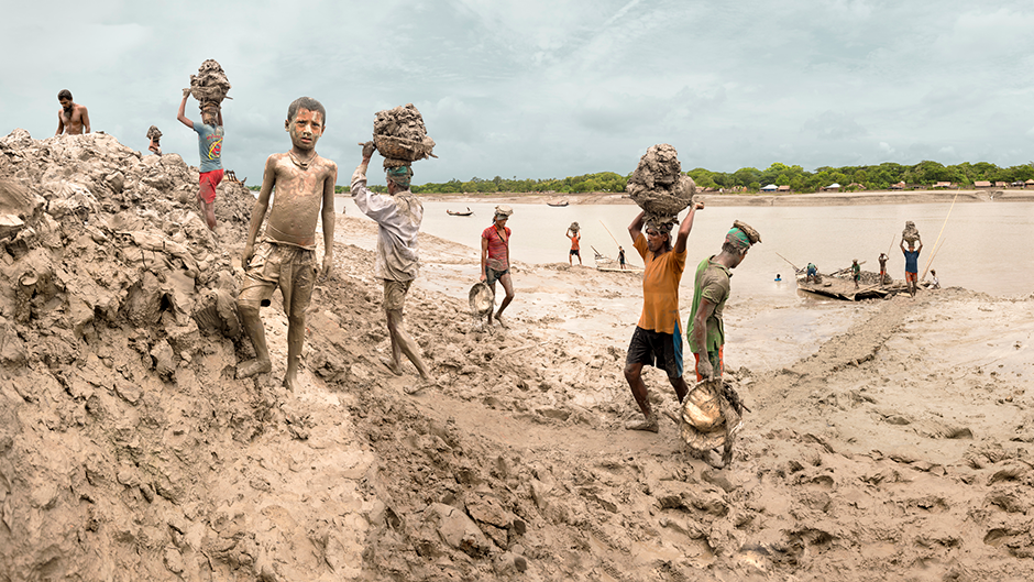 Местом для работы фотографы выбрали Бангладеш — страну, наиболее уязвимую к последствиям изменения климата. На это влияет не только рельеф местности, плотность населения, его бедность, но и географическое положение государства: оно находится в устье одной из крупнейших в мире рек, на уровне моря, из-за чего ураганы здесь — частое явление. Территория Бангладеш зажата между Гималаями и Индийским океаном и поэтому подвержена ежегодным муссонам и сезонному таянию снегов. Однако несмотря на трудности, жители адаптируются к невзгодам, проявляя упорство и смекалку. 