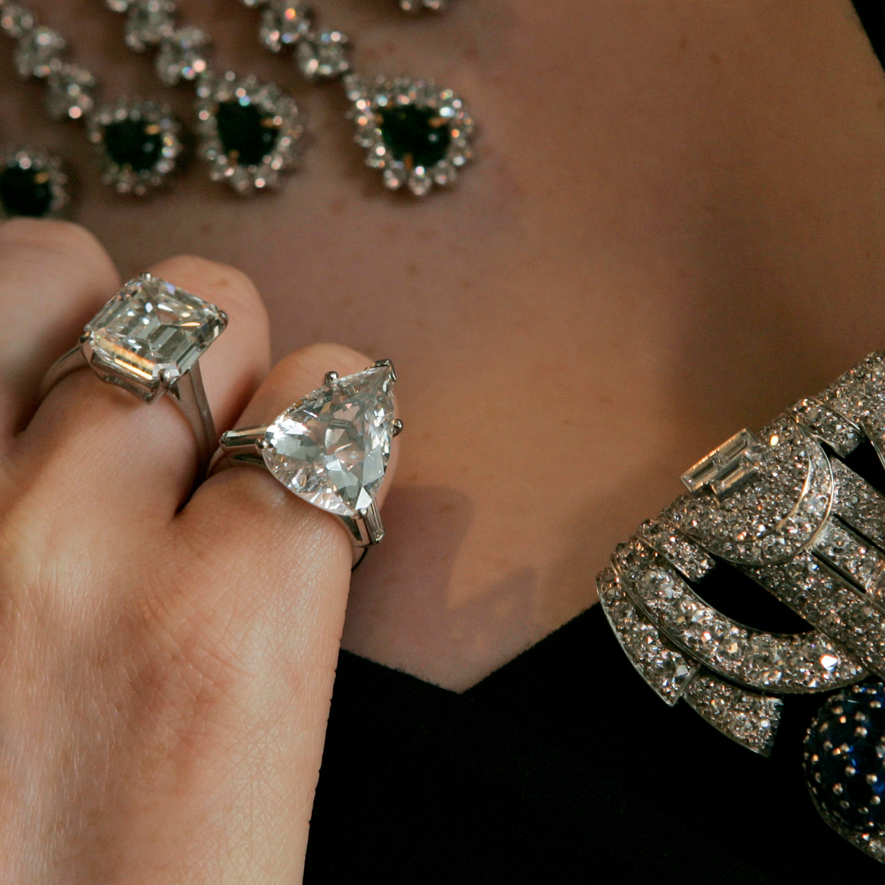 Украденные серьги. Алмаз великан. Девушка продает бриллианты. Фото ворованных драгоценностей на стол.