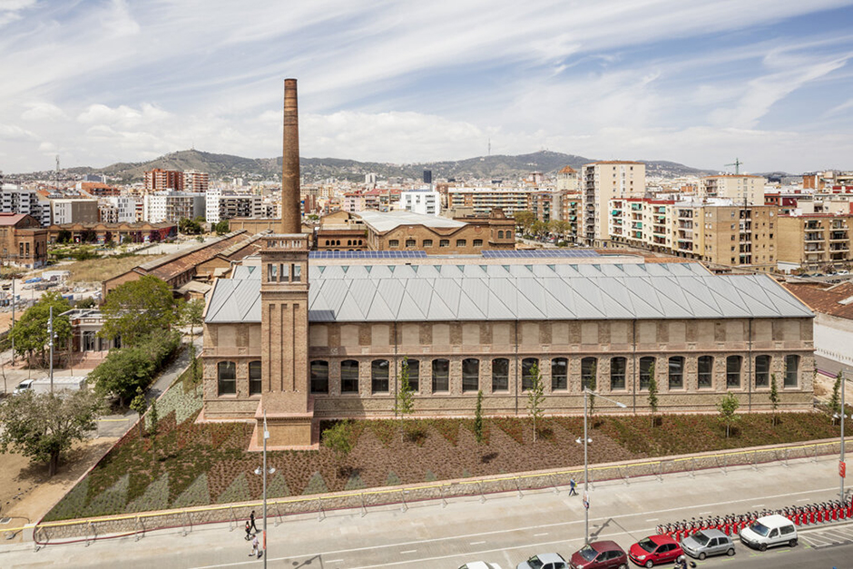 Школа аудиовизуальных медиа (Escola de Mitjans Audiovisuals — Emav) находится в бывшем здании текстильной фабрики XIX века в Барселоне (Испания). Власти города выделили на обустройство территории почти 13 миллионов евро.