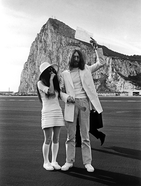 Джон Леннон и Йоко Оно, оба одетые в белое, со свидетельством о браке после свадьбы, Гибралтар, 1969 год