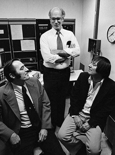  Джим Льюис (слева) и Джим Спрингер с психологом Томасом Бушаром-младшим