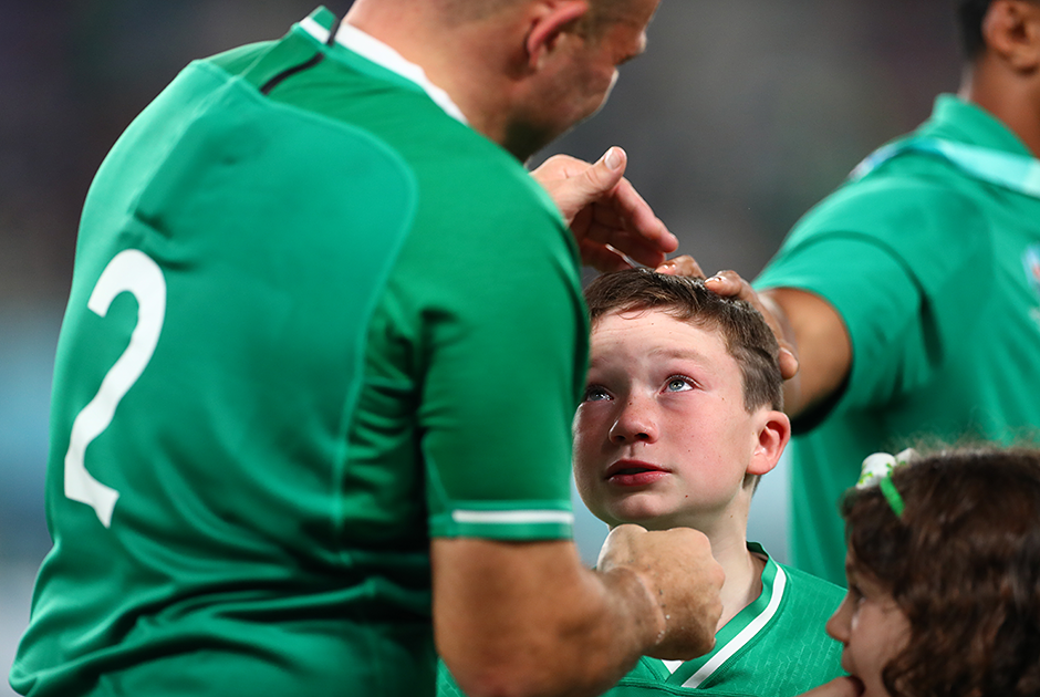 К регбисту сборной Ирландии Рори Бесту на поле выбежал сын. Британцы только что крупно уступили в четвертьфинале мирового первенства гегемонам этого спорта — команде Новой Зеландии.
