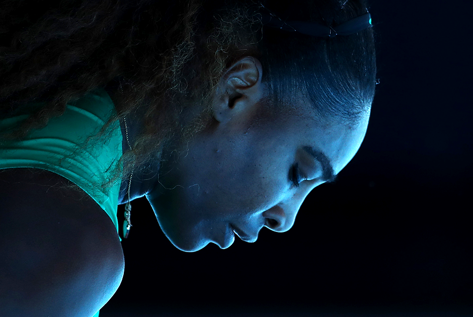 Серена Уильямс во время четвертьфинала Australian Open. Американка не справилась с представительницей Чехии Каролиной Плишковой, несмотря на то что лидировала в решающем сете со счетом 5:1. Вылет американской теннисистки стал одним из главных апсетов года.
