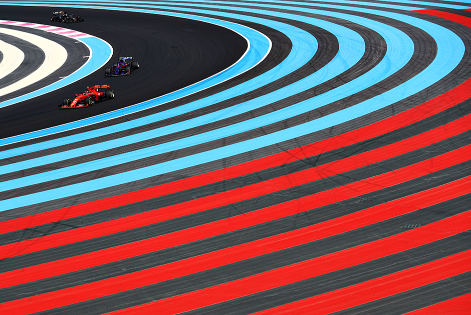 Пилот Ferrari монегаск Шарль Леклер вот-вот обгонит россиянина Даниила Квята из Toro Rosso. По итогам второй практики Гран-при Франции россиянин займет 15-е место, а Леклер финиширует в тройке.

