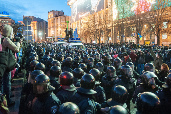 Сотрудники спецподразделения «Беркут» МВД Украины во время акции протеста сторонников евроинтеграции в Киеве