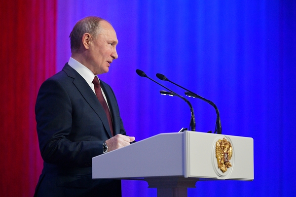 Владимир Путин поздравляет сотрудников и ветеранов спецслужб перед концертом в Кремле 19 декабря