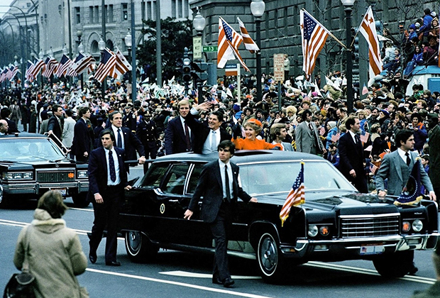 Рейган с супругой приветствуют американцев в день инаугурации 