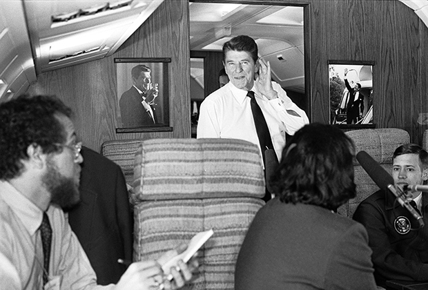 Рональд Рейган приветствует журналистов 28 декабря 1981 года на борту Air Force One