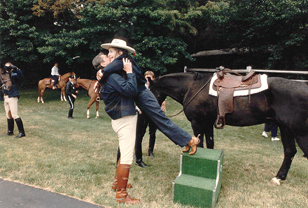 Рональд встречает жену после конной прогулки, 1984 год
