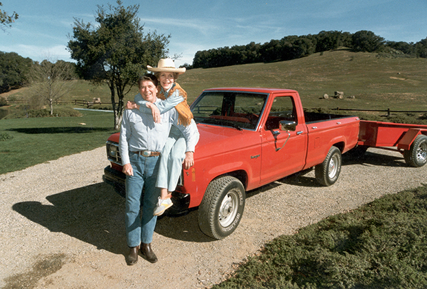 Рейганы у пикапа Ford недалеко от своего ранчо Rancho del Cielo к северо-западу от Санта-Барбары