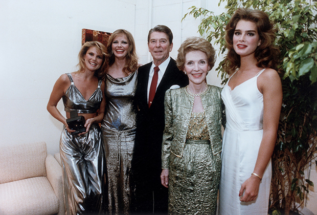 Чета Рейганов с моделями Кристи Бринкли, Шерил Тигс и Брук Шилдс, 1983 год