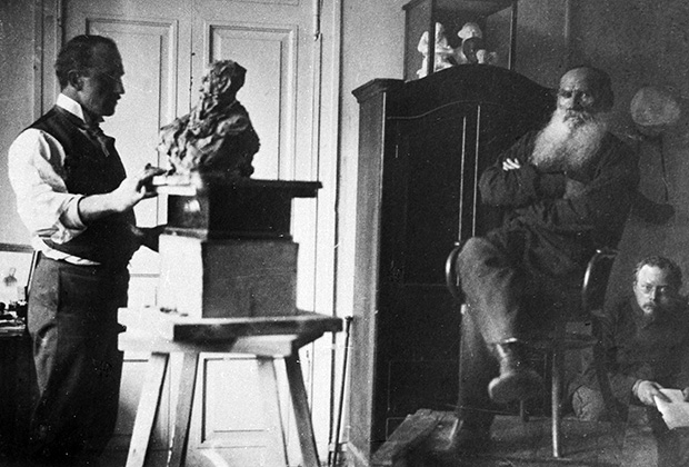 Скульптор Павел Трубецкой работает над скульптурным портретом графа Толстого, 1899 год
