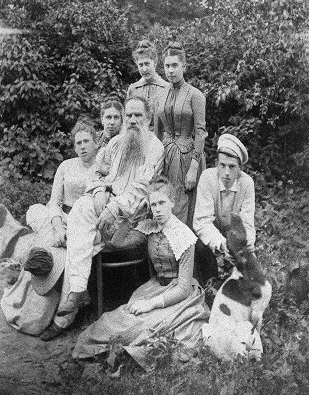 Толстой в кругу семьи в саду Ясной Поляны. 1887 год