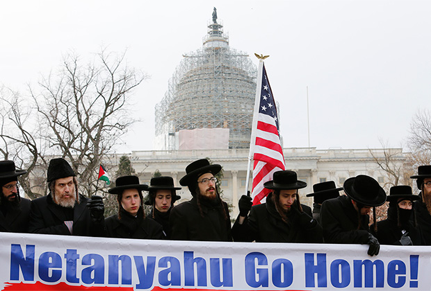 Евреи с транспарантом «Нетаньяху, иди домой»