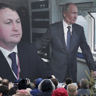 Владимир Путин (справа) и машинист состава, следовавшего по Крымскому мосту