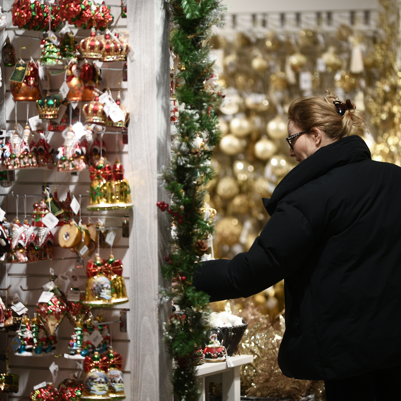 Рейтинг новогодних. Новогодний базар елочные игрушки. Россияне новый год подарки. Подарки на новый год ЦУМ. Список самых ненужных подарков на новый год.