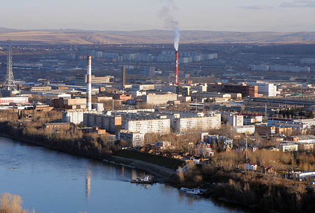 Вид на правобережную часть Красноярска, реку Енисей и промышленные кварталы Ленинского района