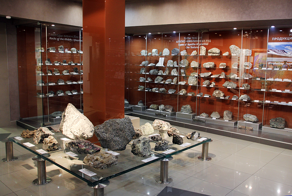 Коллекция минералов в музейно-выставочном центре Кировского филиала АО «Апатит»