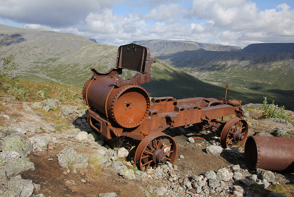 Эта американская паровая машина стоит возле молибденовых рудников еще с 30-х годов и теперь служит ориентиром для туристов.