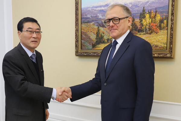 Посол по особым поручениям МИД Северной Кореи Ли Хын Сик и посол России в КНДР Александр Мацегора