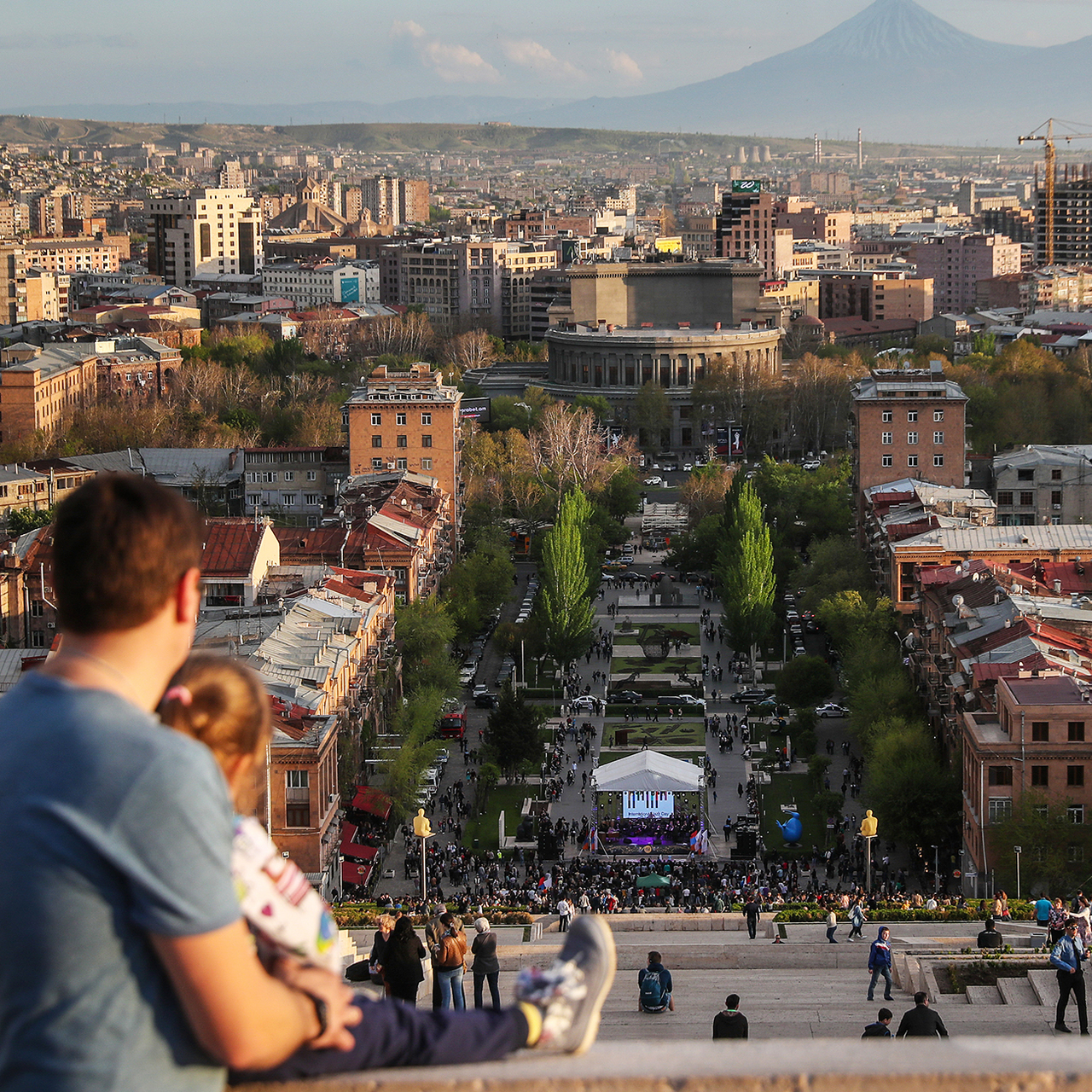 Говорит ереван. Ереван фото 2020. Россияне в Армении. Вид Еревана 2022. Ереван парк 2023.