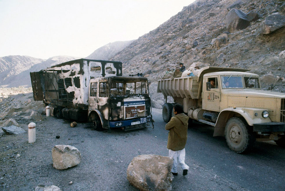 Взорванный боевиками грузовик