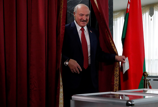 Президент Белоруссии Александр Лукашенко голосует на парламентских выборах, 2017 год 