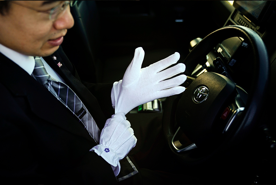 Токийские таксисты нередко одеты лучше собственных пассажиров. Когда Норихита Арима ведет машину, на нем безупречный костюм, галстук и белые перчатки. Правила таксопарка требуют, чтобы водитель был гладко выбрит, и запрещают делать татуировки или носить темные очки. 