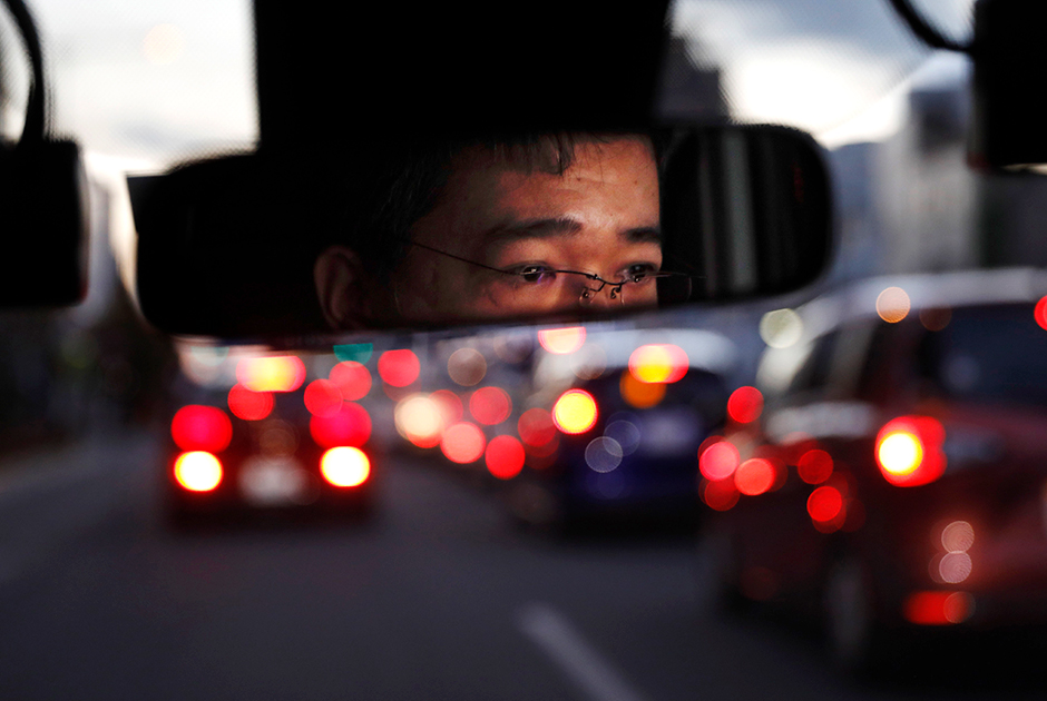 «Японцы гордятся своим сервисом такси, — говорит Норихита Арима. — На Западе каждый человек сам по себе. А мы, японцы, воспринимаем друг друга как часть целого общества. Уважение, которое люди испытывают к таксистам, сформировалось из уважения к конкретным работникам».