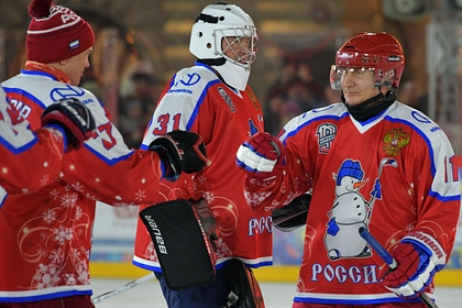 Путин и Шойгу сыграли в хоккей на Красной площади