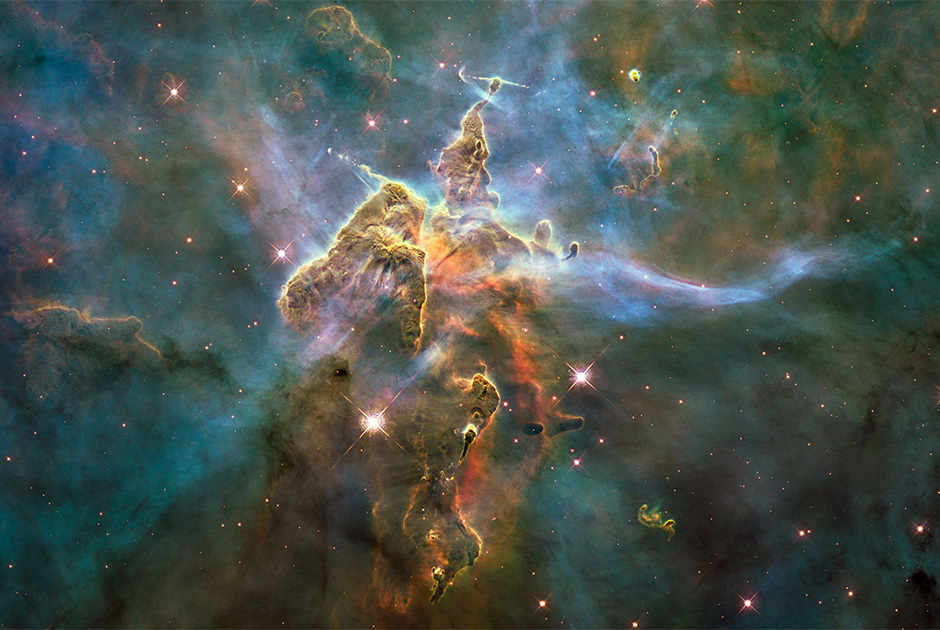 В 2010 году «Хаббл» сделал снимок туманности Киля (NGC 3372) на расстоянии 7,5 тысячи световых лет от Земли. На снимке запечатлена хаотическая активность на вершине столба газа и пыли высотой в три световых года, которую освещает свет близлежащих ярких звезд. 
