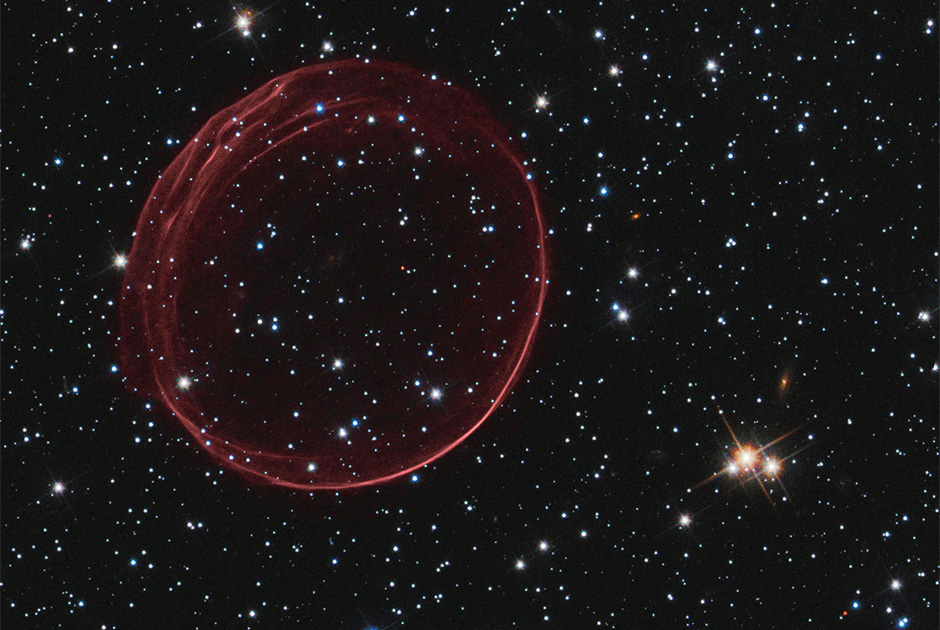 На снимке запечатлена сфера SNR 0509-67.5 — остаток сверхновой, вспыхнувшей около 400 лет назад. Она находится в соседней галактике Большое Магелланово Облако на расстоянии более 160 тысяч световых лет от Земли. Газовый панцирь в виде пузыря, снятый «Хабблом» в 2006 году, имеет диаметр 23 световых года и расширяется со скоростью более пяти тысяч километров в секунду.
